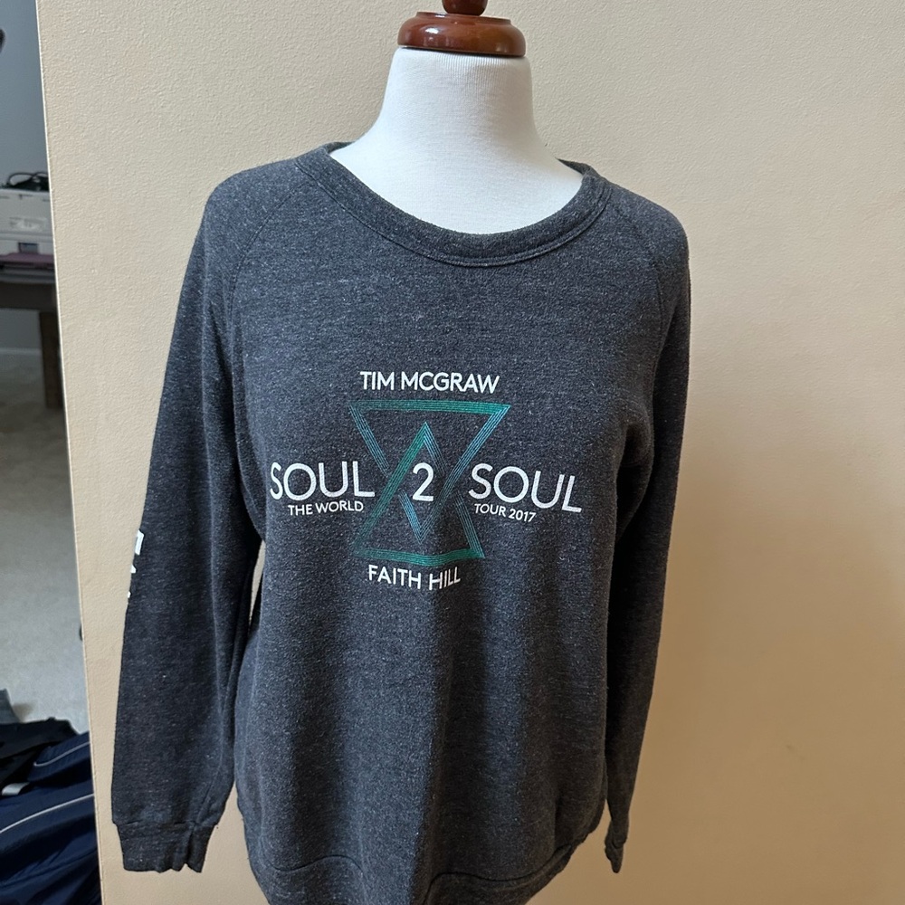 SOUL2SOUL TIM MCGRAW AND FAITH HILL TOUR SWEATSHIRT.